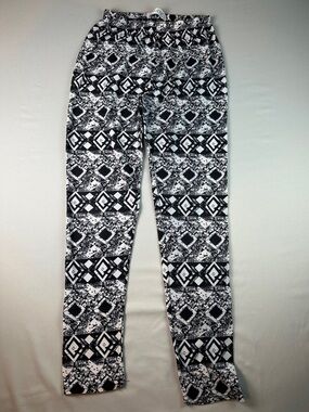 Women’s Black & White Geometric Print Leggings